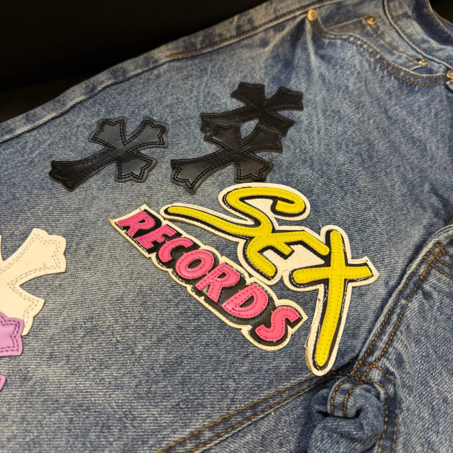 P330 model number: D334 ChromeHearts graffiti leather cow king color #washed blue size #28-36 (s m l xl xxl) S waist 77 hip 102 trouser length 102 trouser opening 20 M waist 81 hip 106 trouser length 104 trouser opening 21 L waist 85 hip 110 trouser length 106 Cuff 21.5